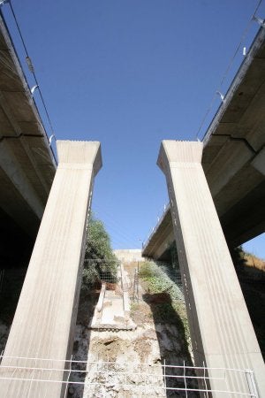 Pilares para ampliar los viaductos de la Ronda Este, junto a la salida de El Palo. ::
ÁLVARO CABRERA/