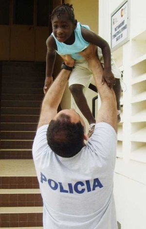 Carlos, un piloto del helicóptero de la policía en Málaga, sostiene en brazos a un niño en La Pouponnière. ::
SUR/