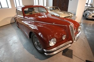 Joao Magalhaes y Francisco de la Torre presentaron ayer de forma oficial el Museo Automovilístico de Málaga, antes de que hoy abra definitivamente sus puertas en el antiguo edificio de Tabacalera :: SALVADOR SALAS/