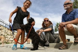Una familia de fineses posa con su nueva mascota en la Protectora de Málaga. :: ÁLVARO CABRERA/