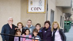 Diego Rodríguez (izda.), junto a su familia en la calle Coín de Sant Boi de Llobregat (Barcelona). ::
SUR/