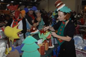 En uno de los puestos instalados en el bazar se venden complementos para las fiestas donde el límite lo marca la imaginación. ::
JOSELE-LANZA/