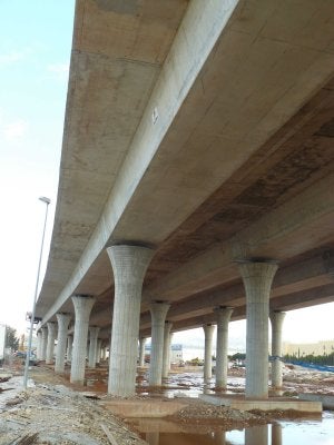 Viaducto en las inmediaciones de Mercamálaga. :: M. BECERRA/