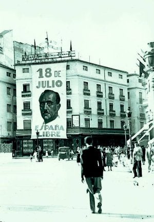 Los peatones pagaban hasta cinco pesetas de multa si no iban por la acera de la derecha. ::
SUR./