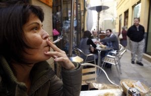 Las terrazas de los bares han multiplicado la concurrencia de fumadores.:: Carlos Moret/