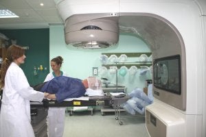El nuevo acelerador lineal del Clínico Universitarios ofrece unos tratamientos muy seguros. ::
SUR/