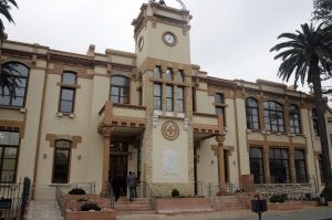 El proyecto ha recuperado el reloj y la campana con la que se llamaba a los niños a clase. ::
SUR/