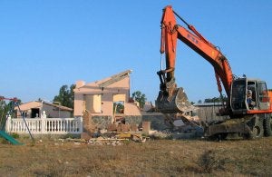 Imagen de una demolición ejecutada por el Ayuntamiento de Cártama en 2005. :: J. J. BUIZA/