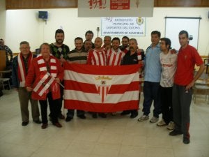 El pasado viernes los aficionados del Algeciras también grabaron los coros en el pabellón cubierto Ciudad de Algeciras. ::
SUR/
