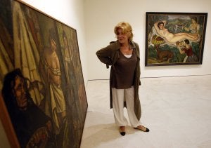 Carmen Thyssen contempla 'Coristas', el cuadro de Gutiérrez Solana que ofrece la valoración económica más alta de la colección. :: CARLOS MORET/