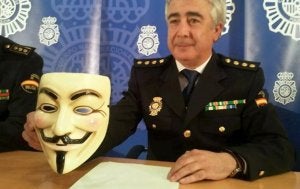 El responsable de la Brigada de Investigación Tecnológica muestra una máscara usada por el grupo 'Anonymous'. ::
R. C./