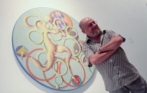 Guillermo Pérez Villalta posa ante el cuadro 'Hombre luchando contra un dragón' (2007), revisión del mito de San Jorge. :: ANTONIO SALAS/