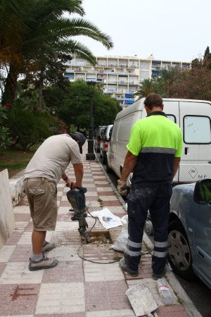 Dos operarios trabajan en la colocación de un parquímetro. ::
JOSELE-LANZA/