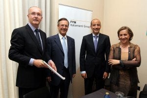 El consejero delegado del grupo, el director de relaciones internacionales, el director comercial y la directora de comunicación. ::
CARLOS MORET/