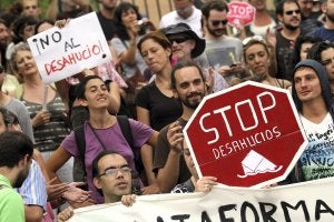 Protesta contra un desahucio el pasado mes de junio. :: EFE/