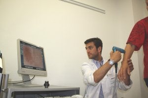 El doctor Herrera Acosta examina la piel de un paciente para comprobar que no hay nada anormal. :: SUR/