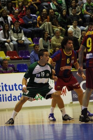 Francis, defendido por Juanín ante el Barcelona . ::
A. F./