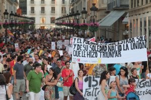 Los manifestantes llenaron en la tarde de ayer la calle Larios. :: ANTONIO SALAS/