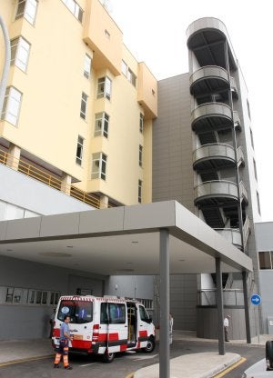 Nueva puerta de acceso a la Torre A del Clínico. :: ÁLVARO CABRERA/