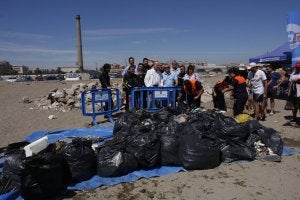 Bolsas de basura llenas de objetos e inmundicias recogidos durante la jornada. ::
SUR/