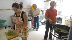 Magdalena Barrionuevo, Fernando Gutiérrez y Manuel Montañez son voluntarios del comedor social que gestiona la ONG Anfremar. / ::
N. R. N./