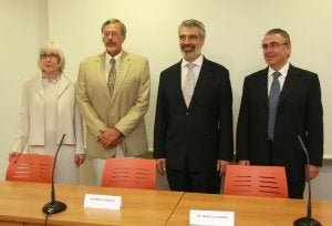 El experto en criocirugía Franco Lugnani (derecha) y el urólogo Pedro Torrecillas. ::
Álvaro Cabrera/