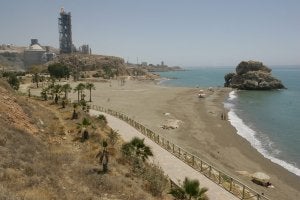 Las últimas obras para mejorar la zona del Peñón del Cuervo fueron realizadas en 2003 pero se deterioraron por las fuertes lluvias de ese mismo año. :: SUR/