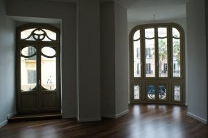 La luz ha vuelto a penetrar en el edificio gracias a la recuperación de sus espléndidos ventanales, que en los grandes almacenes estaban cegados. :: SUR/