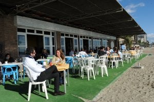 Numerosos ciudadanos aprovecharon el buen tiempo de ayer para comer en los chiringuitos. ::
JOSELE-LANZA/