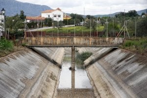 Vista del canal de riego del Guadalhorce a su paso por Álora. ::
SUR/