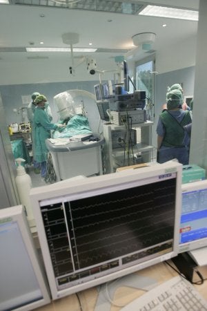 Un paciente es sometido a una ablación en el Clínico. :: JAIME GALLARDO/