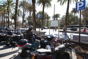 Zona reservada para aparcar las bicicletas frente al Ayuntamiento, completamente poblada de motos. :: Sur/