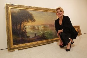 La baronesa posaba ayer por la tarde junto a uno de los cuadros incluidos en la exposición que se inaugurará el próximo viernes. :: SALVADOR SALAS/