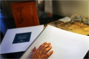 Carta del restaurante del hotel, en braille. ::
SUR/