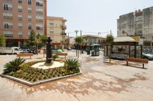 La fuente de la Olla ha vuelto hace unas semanas a la plaza de las Cuatro Esquinas, cuya reforma resulta «fría» a los vecinos. :: Álvaro Cabrera/