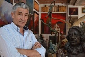 El pintor y escultor malagueño, Francisco Martín, en su estudio de Torre del Mar rodeado de algunas de sus creaciones. :: SUR./
