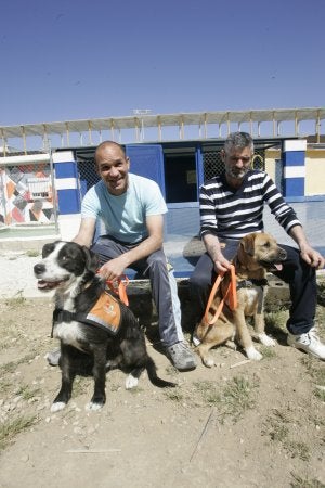 Alberto y Juan, junto a los canes Granuja y Peseta. ::
J. GALLARDO/