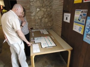 El material incluye un plano en relieve del edificio en braille. ::
SUR/