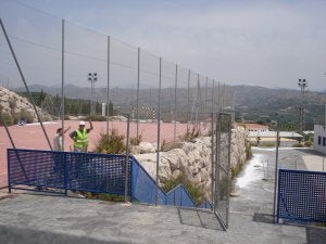 Operarios inician los preparativos para sustituir la escollera por un muro de hormigón. ::
A. P./