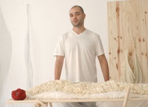 David Escalona posa junto a una de las obras de la exposición 'El pan'. ::
SUR
Detalle de una de las piezas incluidas en 'Bajo la cama' ::
SUR/
