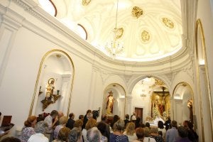 Misa de reapertura. Una nueva iluminación resalta la decoración de la nave central.:: Álvaro Cabrera/