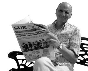 Paco López leyendo SUR ::
M. C. J./