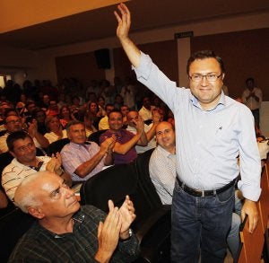Miguel Ángel Heredia, ayer, saludando a los delegados tras ser proclamado secretario general. Salvador Salas/