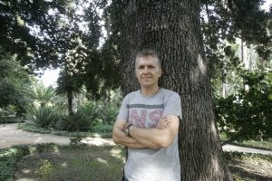 El profesor Andrés Pérez de la Torre destaca la capacidad de autorregeneración que posee la vegetación mediterránea. :: PATRICIA MERCHÁN/