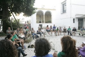 Medio centenar de integrantes de Marea Verde se reunieron ayer en el instituto Gaona. :: PATRICIA MERCHÁN/