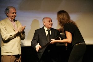 Del Campo, en presencia de Manuel Sánchez Benedito, recibe de Rosa Vera un diploma de la Fundación Musical de Málaga. :: Patricia Merchán/
