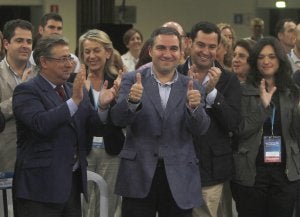 Elías Bendodo, con los pulgares en alto, recibe la ovación de sus compañeros junto al presidente de los populares andaluces, Juan Ignacio Zoido, Juan Manuel Moreno Bonilla y Margarita del Cid. Álvaro Cabrera/
