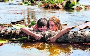 Supervivientes. Naomi Watts y Tom Holland, madre e hijo arrastrados por el tsunami. :: E. C./