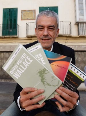 José Luis Amores muestra algunos de los títulos del catálogo que ofrecerá Pálido Fuego. :: Antonio Salas/
