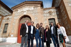 Gámez con concejales del PSOE y miembros de Juventudes Socialistas ante la prisión. ::
ANTONIO SALAS/